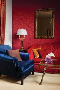 Красный диван: яркий акцент в современном интерьере (27 фото)