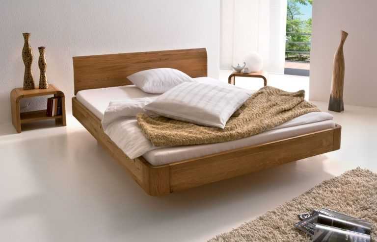 Кровать из массива дерева италия