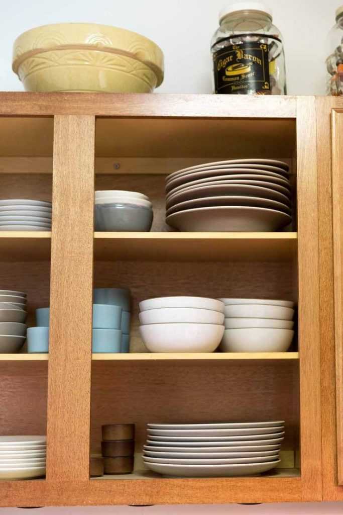 Шкаф для посуды: 84 фото стильных вариантов для кухни и гостиной