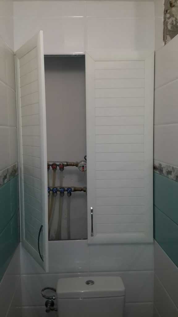 Шкафы над инсталляцией унитаза в ванной