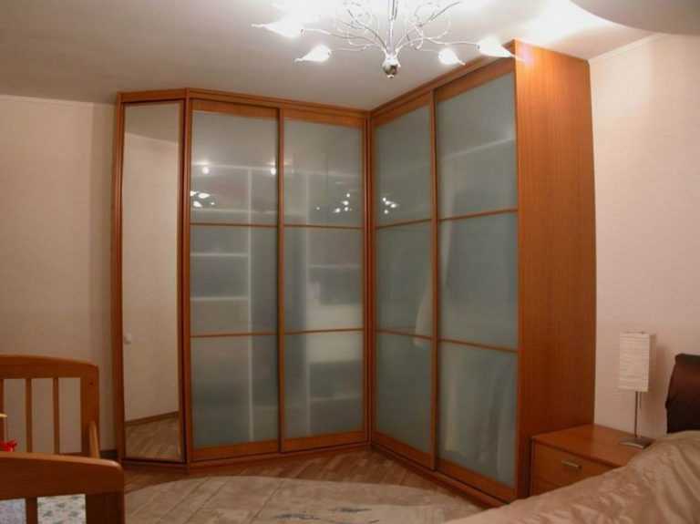 Стеклянный шкаф: 83 фото дизайнерской расстановки в интерьере
