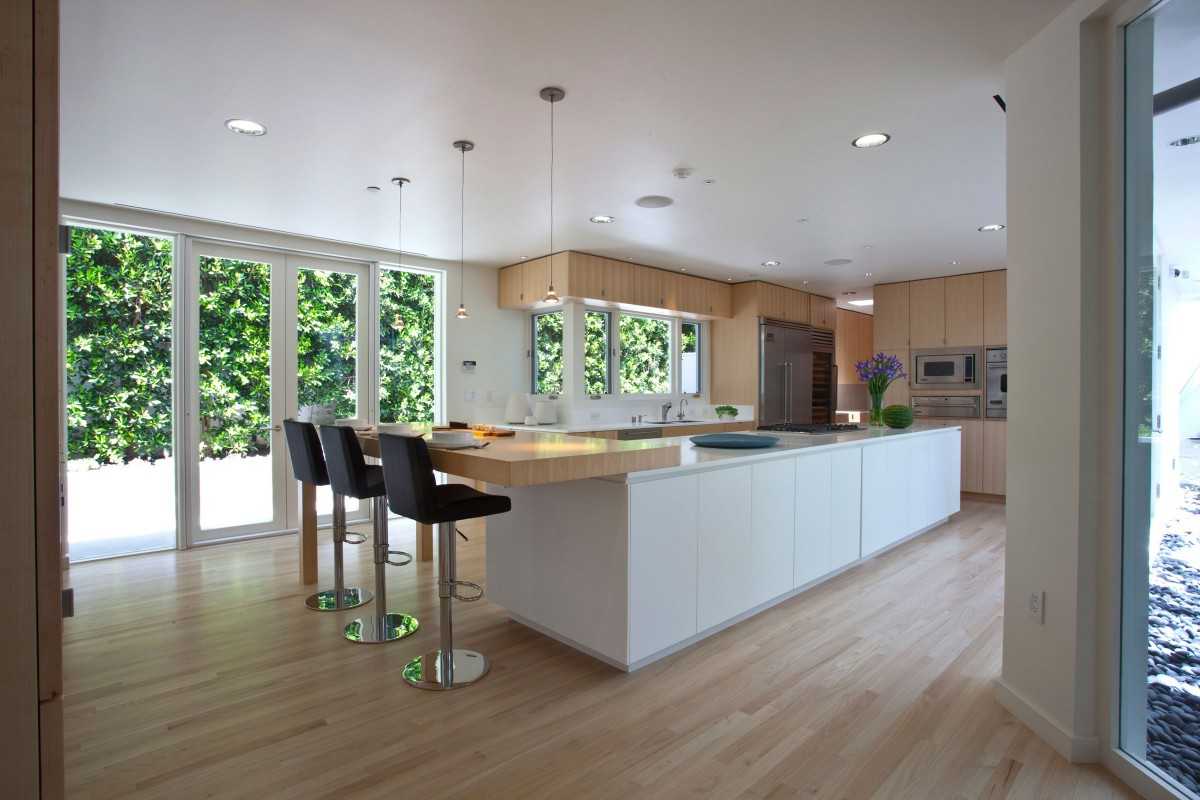 Кухни в стиле Модерн с барной стойкой и панорамными окнами