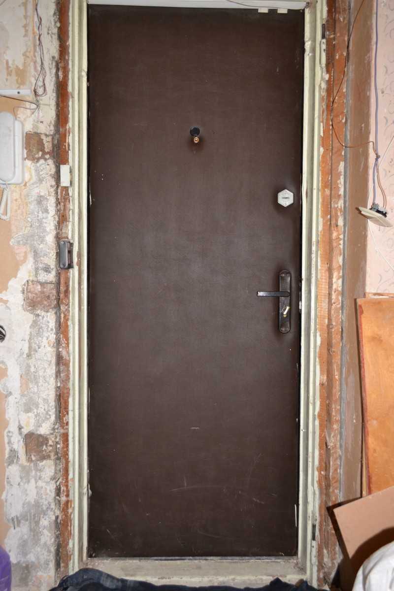 Старые входные двери в квартире. Старая входная дверь в квартиру. Старая квартирная дверь. Дверь входная металлическая Старая. Советская входная дверь.
